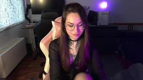 petal_dust_ online show from April 16, 2:29 pm