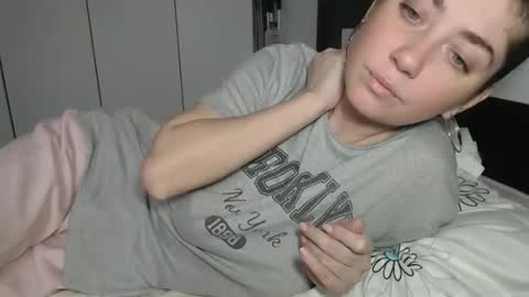 Snapshot of petite_danielle chatting on February 16, 8:32 am petite_danielle online show from February 16, 8:32 am