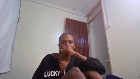 Snapshot of petite_desiree chatting on February 22, 9:24 pm Desiree online show from February 22, 9:24 pm