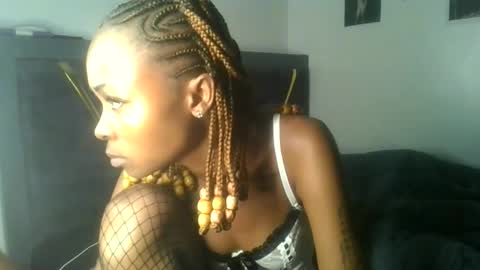 Snapshot of petite_queen69 chatting on May 30, 10:51 pm petite_queen69 online show from May 30, 10:51 pm