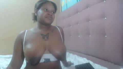 Snapshot of petitechocolatemommy chatting on November 16, 12:27 am petitechocolatemommy online show from November 16, 12:27 am