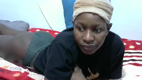 Snapshot of petitegirly12 chatting on February 19, 2:33 am petitegirly12 online show from February 19, 2:33 am