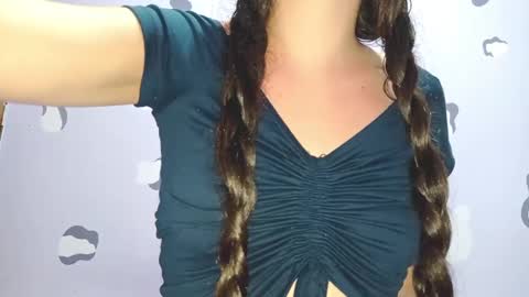 Snapshot of petiteivoryqueen chatting on December 5, 6:32 am danna online show from December 5, 6:32 am