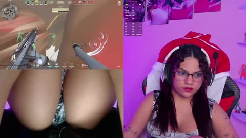 Snapshot of petitesofia_ chatting on December 15, 9:42 pm Sofia online show from December 15, 9:42 pm