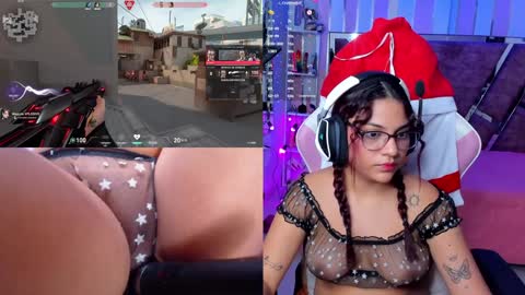 Snapshot of petitesofia_ chatting on December 18, 5:00 pm Sofia online show from December 18, 5:00 pm
