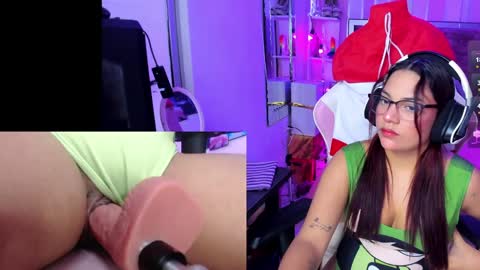 Snapshot of petitesofia_ chatting on December 28, 1:17 pm Sofia online show from December 28, 1:17 pm
