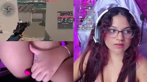 Snapshot of petitesofia_ chatting on February 17, 3:53 pm Sofia online show from February 17, 3:53 pm