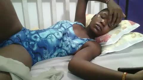 petitesweetchiq online show from December 19, 11:01 pm