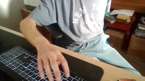 Snapshot of petitwilly chatting on November 13, 10:58 am petitwilly online show from November 13, 10:58 am