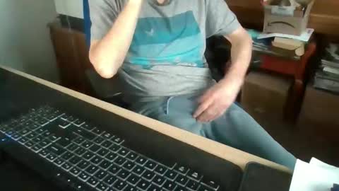 Snapshot of petitwilly chatting on December 1, 9:25 am petitwilly online show from December 1, 9:25 am