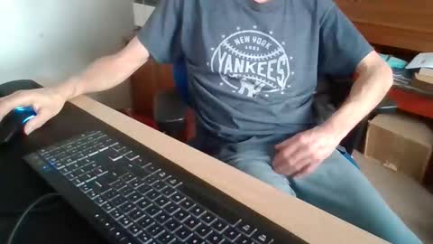 Snapshot of petitwilly chatting on December 15, 9:35 am petitwilly online show from December 15, 9:35 am