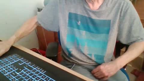 Snapshot of petitwilly chatting on February 17, 9:39 am petitwilly online show from February 17, 9:39 am