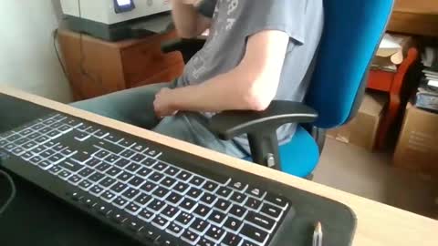 Snapshot of petitwilly chatting on March 16, 9:13 am petitwilly online show from March 16, 9:13 am