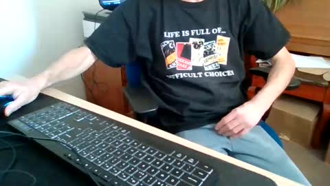 Snapshot of petitwilly chatting on March 19, 9:35 am petitwilly online show from March 19, 9:35 am
