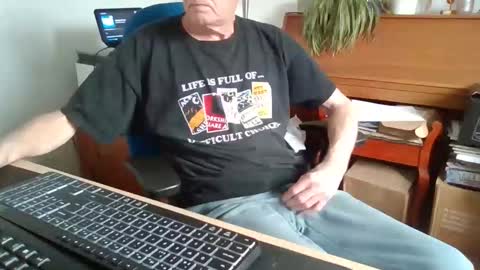 Snapshot of petitwilly chatting on March 25, 9:26 am petitwilly online show from March 25, 9:26 am