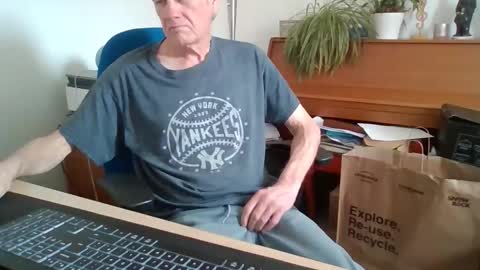 Snapshot of petitwilly chatting on April 9, 8:42 am petitwilly online show from April 9, 8:42 am