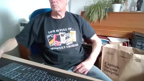Snapshot of petitwilly chatting on April 11, 11:14 am petitwilly online show from April 11, 11:14 am