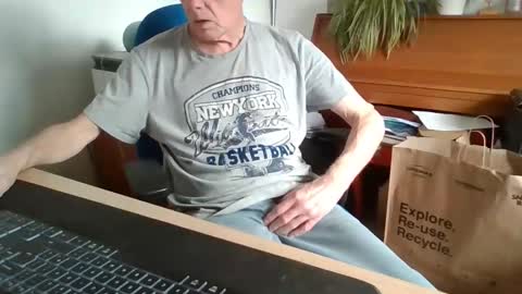 Snapshot of petitwilly chatting on April 13, 11:05 am petitwilly online show from April 13, 11:05 am