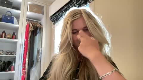 phoebemae01 online show from July 22, 7:38 pm