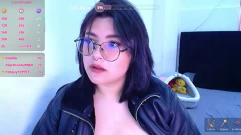 phylavell_ online show from June 27, 9:20 pm