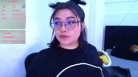 phylavell_ online show from July 2, 8:59 pm