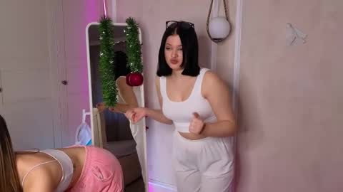 Snapshot of phyllisheart chatting on December 21, 7:56 am Lora black and Lili blonde welcome you here online show from December 21, 7:56 am