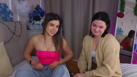 Snapshot of phyllisheart chatting on December 25, 11:22 am Lora black and Lili blonde welcome you here online show from December 25, 11:22 am