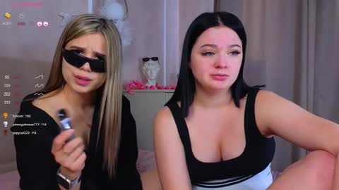 Snapshot of phyllisheart chatting on February 22, 2:52 pm Lora black and Lili blonde welcome you here online show from February 22, 2:52 pm