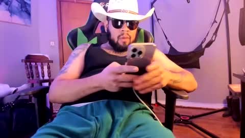 Snapshot of pierced_leather chatting on December 27, 12:29 am pierced_leather online show from December 27, 12:29 am