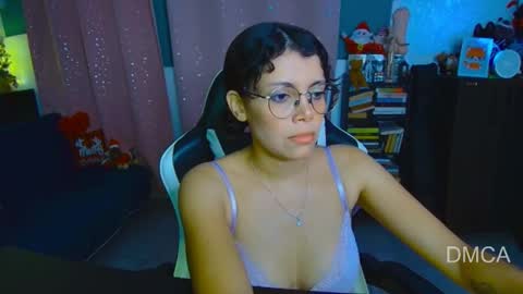 Snapshot of piixiie_d_oll chatting on December 22, 3:25 am Andrea G online show from December 22, 3:25 am