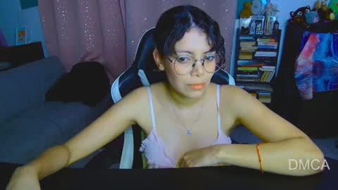 Snapshot of piixiie_d_oll chatting on February 23, 3:26 am Andrea G online show from February 23, 3:26 am