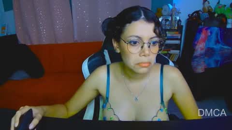 Snapshot of piixiie_d_oll chatting on March 7, 3:03 am Andrea G online show from March 7, 3:03 am