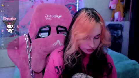 Snapshot of pineapple_dope chatting on April 23, 8:33 pm Nancy online show from April 23, 8:33 pm