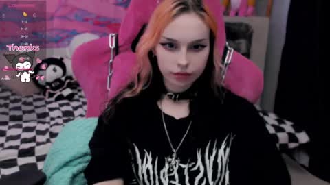 Snapshot of pineapple_dope chatting on May 4, 10:50 pm Nancy online show from May 4, 10:50 pm