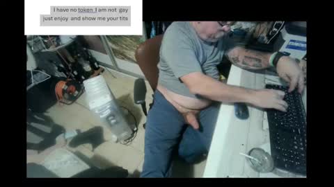 Snapshot of pini_z chatting on December 19, 7:29 pm pini_z online show from December 19, 7:29 pm