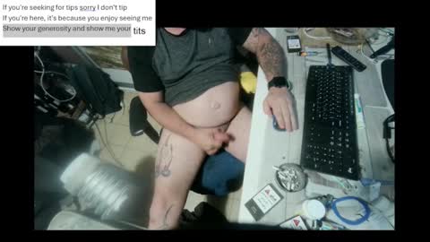 Snapshot of pini_z chatting on January 12, 1:00 am pini_z online show from January 12, 1:00 am