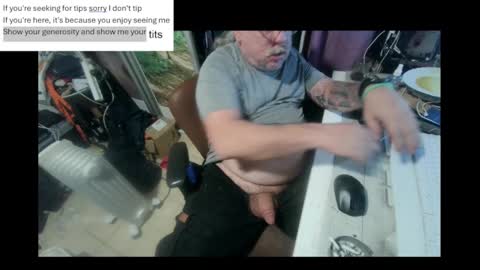 Snapshot of pini_z chatting on February 28, 7:46 pm pini_z online show from February 28, 7:46 pm