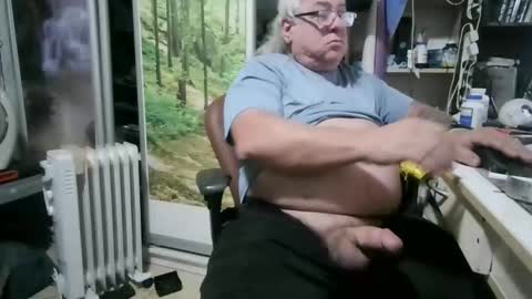 Snapshot of pini_z chatting on February 27, 2:39 pm pini_z online show from February 27, 2:39 pm