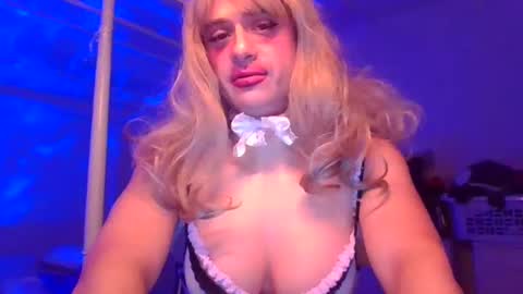 Snapshot of pinkpillbambi chatting on February 11, 5:05 am pinkpillbambi online show from February 11, 5:05 am