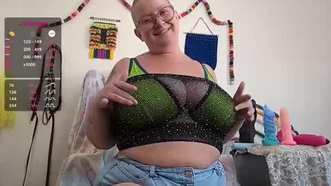 Em online show from November 1, 8:55 pm