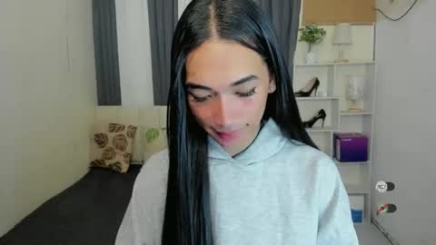 pixiedoll_ online show from February 4, 5:30 pm