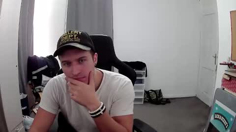 Snapshot of plkrisztian chatting on September 18, 7:05 pm plkrisztian online show from September 18, 7:05 pm