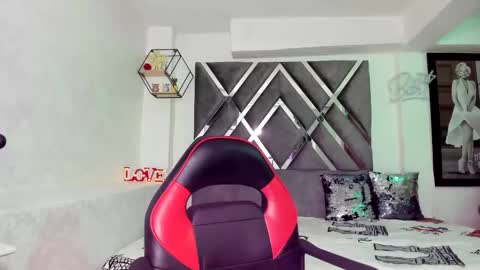 Snapshot of pocahontasweetss chatting on December 18, 3:11 pm I dream of having many followers online show from December 18, 3:11 pm