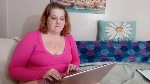 Snapshot of poisonivyvixen chatting on February 6, 6:35 pm Poison Ivy online show from February 6, 6:35 pm