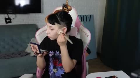 Candytrain online show from November 23, 1:33 pm