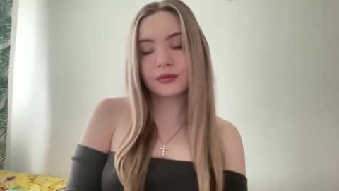 Snapshot of polishangel222 chatting on February 23, 9:28 am polishangel222 online show from February 23, 9:28 am