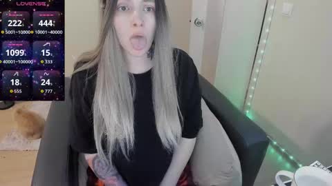 Snapshot of polly_wow chatting on March 4, 7:25 am Polly online show from March 4, 7:25 am