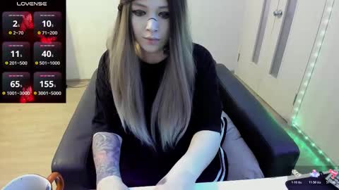 Snapshot of polly_wow chatting on March 12, 11:05 am Polly online show from March 12, 11:05 am