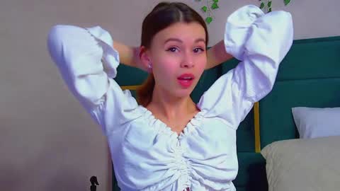 Snapshot of pollylanders chatting on March 2, 12:42 am Polly online show from March 2, 12:42 am