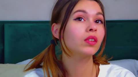 Snapshot of pollylanders chatting on March 11, 12:44 am Polly online show from March 11, 12:44 am